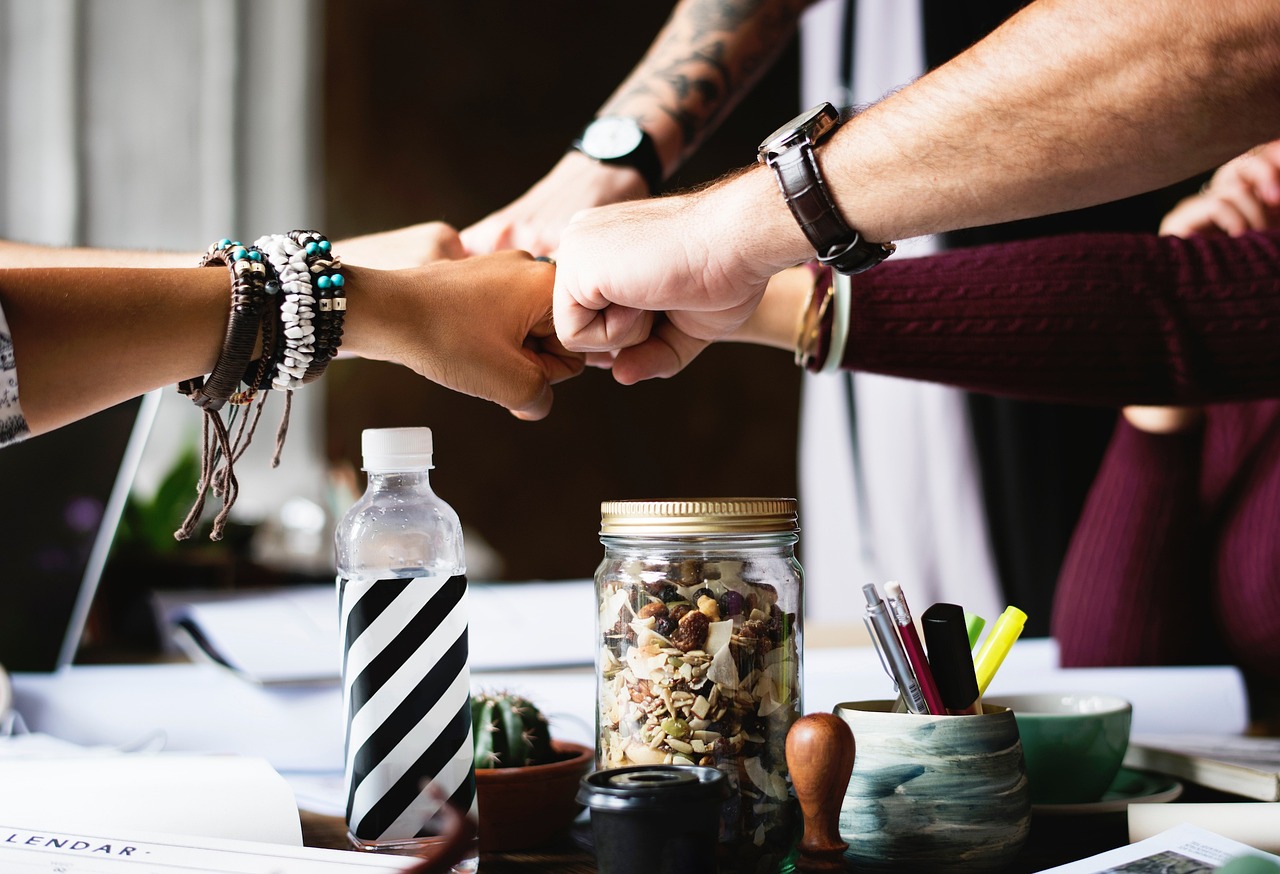 découvrez l'art de la collaboration : stratégies, conseils et exemples inspirants pour optimiser le travail en équipe et booster votre projet grâce à une synergie efficace entre partenaires.