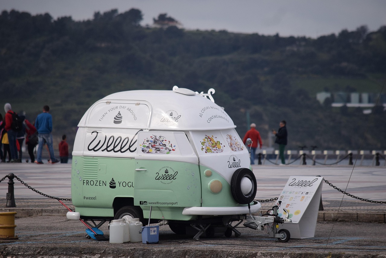 découvrez l'univers des food trucks, ces véhicules gourmands qui sillonnent les rues pour vous offrir des plats savoureux et variés. explorez les différentes cuisines du monde et savourez des recettes originales, tout en profitant de l'ambiance conviviale qu'apporte la street food.