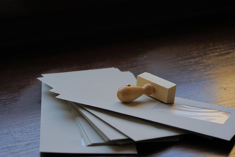 Où mettre le timbre sur une enveloppe en 2026 ? Le guide simple