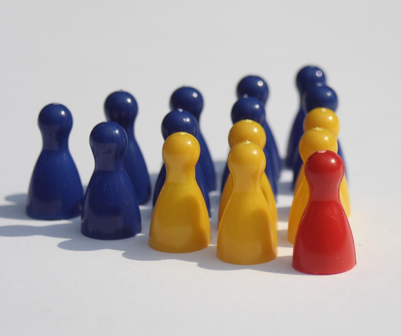 découvrez la hiérarchie des besoins de maslow, un modèle psychologique essentiel qui classifie les motivations humaines par niveaux, allant des besoins fondamentaux aux aspirations d'épanouissement personnel.