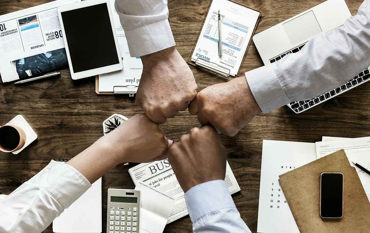 découvrez l'univers des collaborations : des partenariats créatifs qui propulsent l'innovation et favorisent des échanges enrichissants. explorez comment unir les talents pour donner vie à des projets uniques.