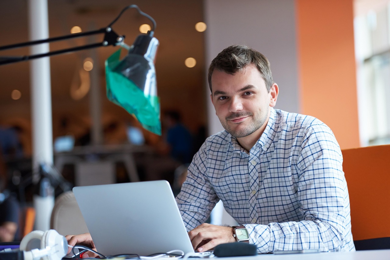 découvrez tout ce qu'il faut savoir sur les avantages sociaux pour les employés : types de prestations, importance pour la motivation et la fidélisation, et conseils pour choisir le meilleur package pour votre entreprise.
