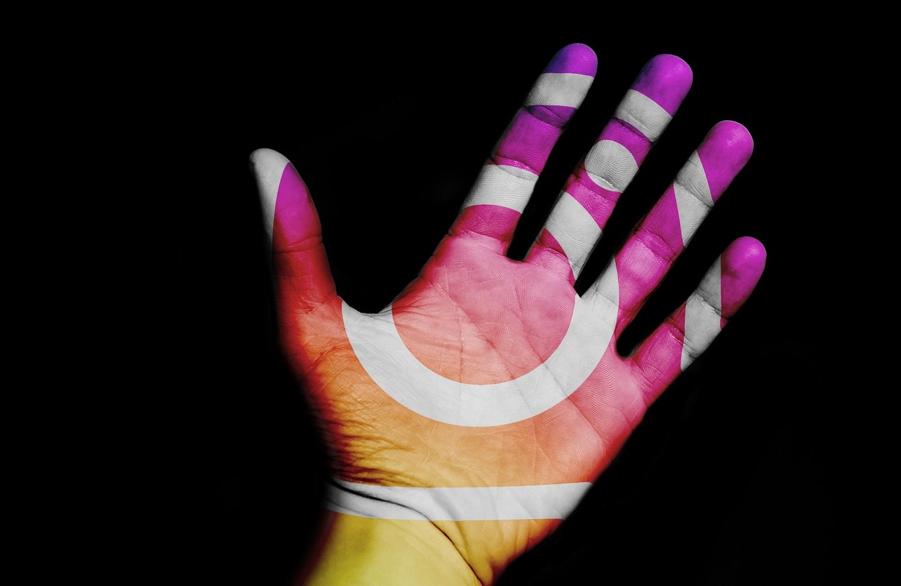 découvrez l'impact des influenceurs sur la société moderne et le marketing digital. explorez comment la psychologie, la viralité et les tendances façonnent notre manière de consommer et d'interagir.