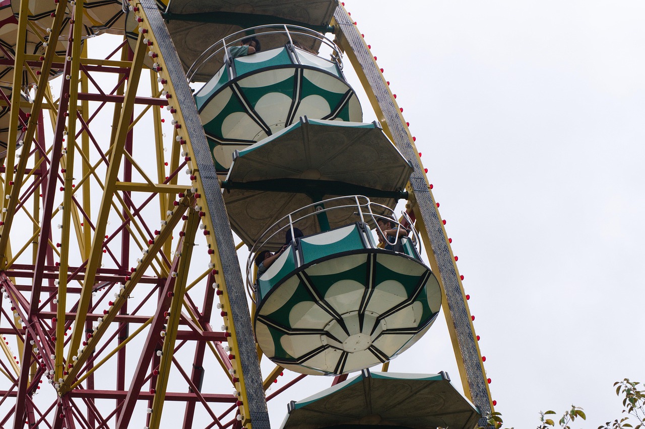 découvrez les meilleurs parcs d'attractions pour des sensations fortes, des manèges impressionnants et des expériences inoubliables en famille ou entre amis partout en france.